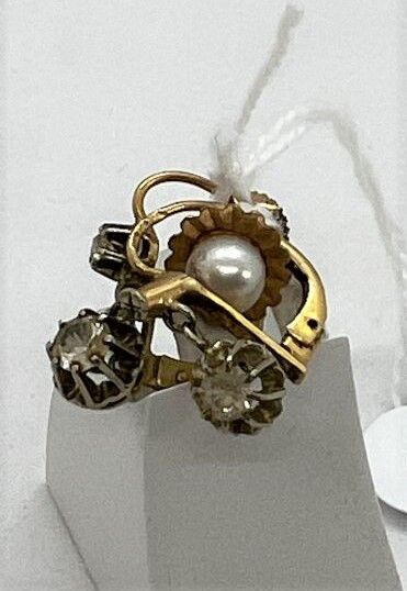 Null Ein Paar Dormeuses aus Gold mit weißen Steinen + 1 Ohrring mit einer Perle.&hellip;