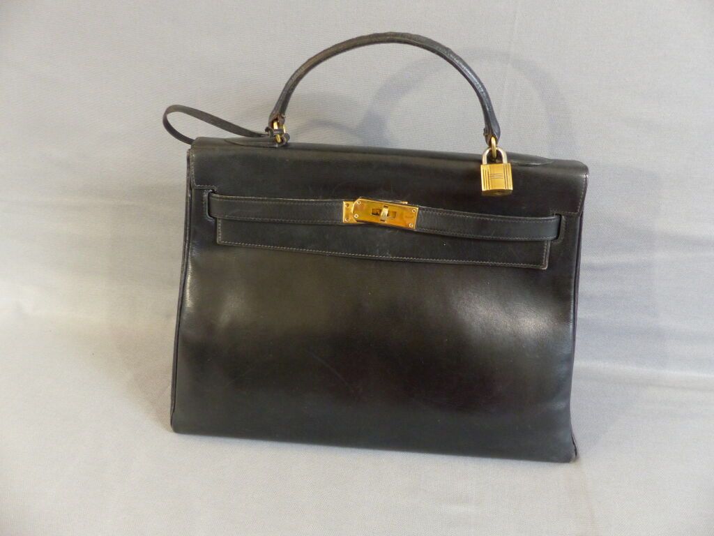Null 赫米斯

凯利 "包，黑色盒子，金色属性，协调的皮革挂锁和铃铛钥匙。

长：32厘米