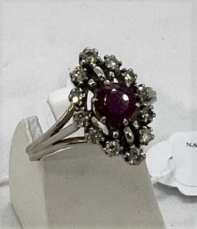 Null Bague marquise en or gris centrée d'une pierre rose dans un entourage de di&hellip;