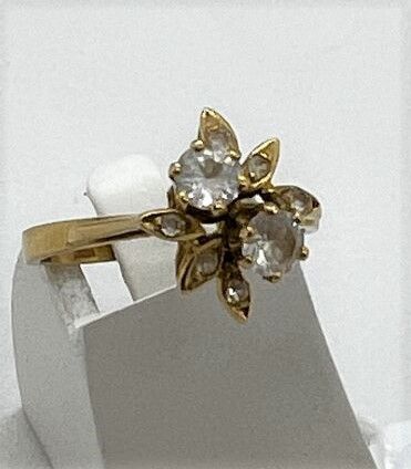 Null Anillo flor de oro engastado con piedras blancas

Peso bruto: 2,7 g - TDD: &hellip;