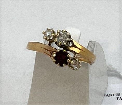 Null Yellow gold cross ring set with a red stone and 3 diamonds

TDD : 51 - Gros&hellip;
