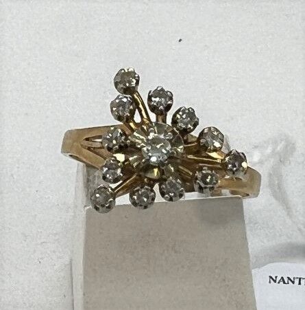 Null Dreieckiger Ring aus Zwei-Ton-Gold, besetzt mit 13 Diamanten auf Krappen.

&hellip;