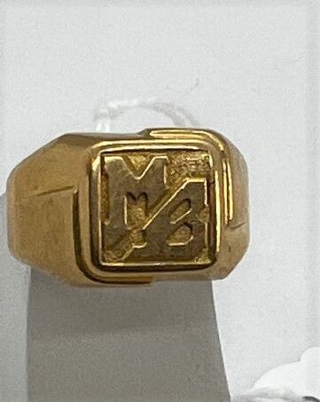 Null Anello con sigillo in oro giallo con il numero MB

Peso: 6 g. TDD