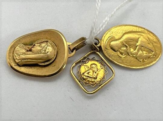Null Lot of 3 gold medals set with Virgin and cherub

Weight : 10,4g