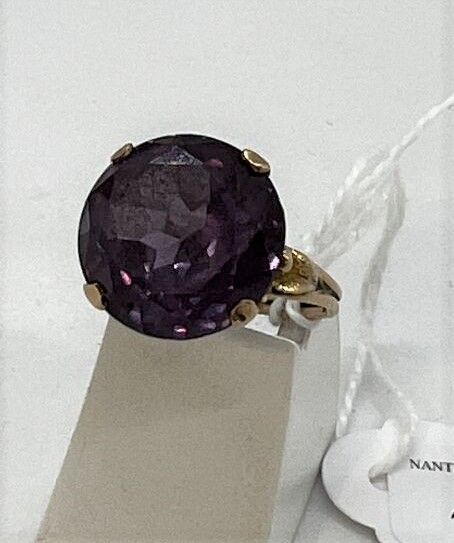 Null 镶嵌有圆形紫水晶的黄金戒指

TDD：55 - 石头直径：13.8厘米。毛重：4,8g