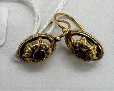 Null Pair of gold sleepers set with rubies

Gross weight : 1,5 g