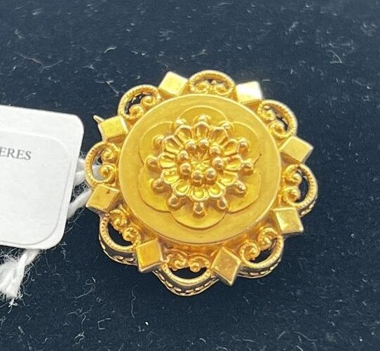 Null Gold round brooch pendant with flower design.

Weight : 3,7g