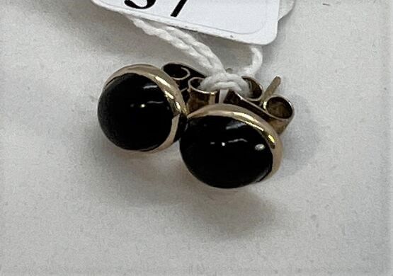 Null 镶嵌黑色凸圆形宝石的一对黄金椭圆耳环

毛重：2.3克