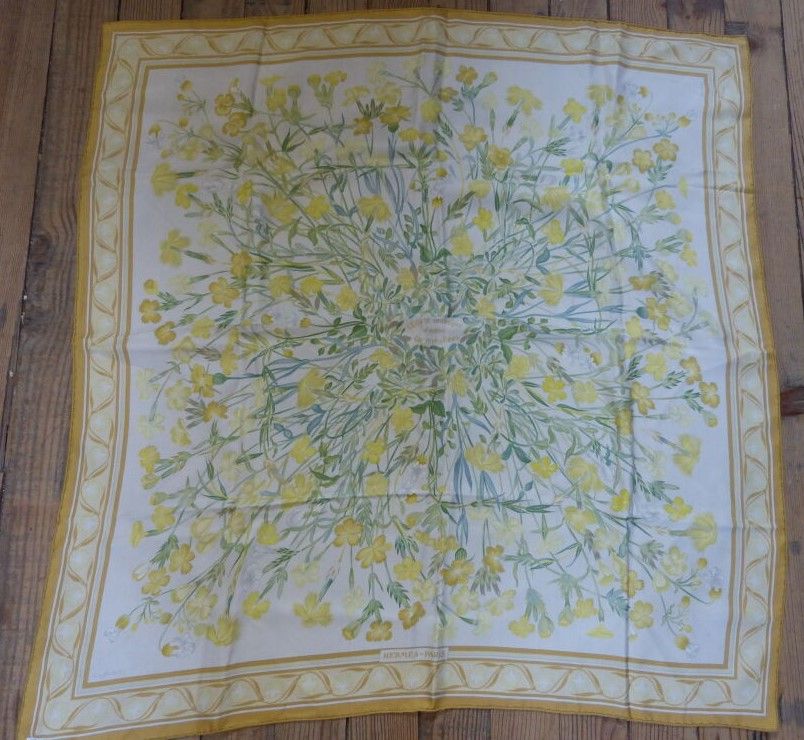 Null HERMES - PARIS 丝绸方形模型 "野生康乃馨和其他石竹花"，象牙色背景上有黄色和绿色色调的装饰，签名为Nikki Goulandris。
&hellip;