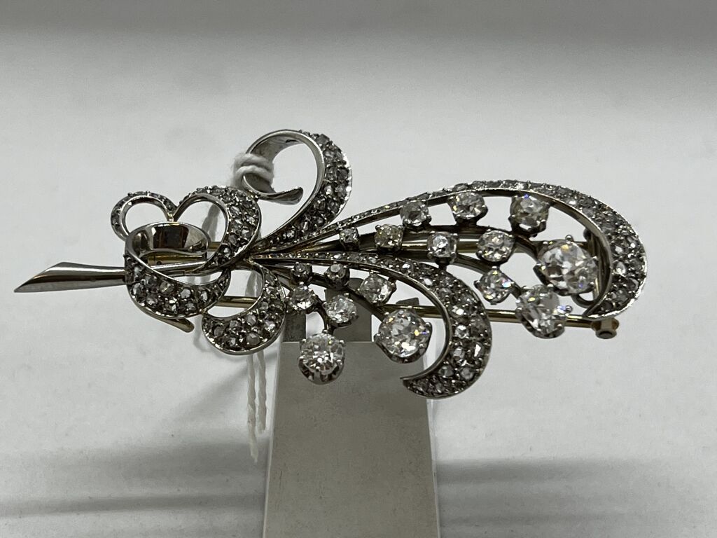 Null White gold brooch in the shape of a spray of flowers set with diamonds

Gro&hellip;