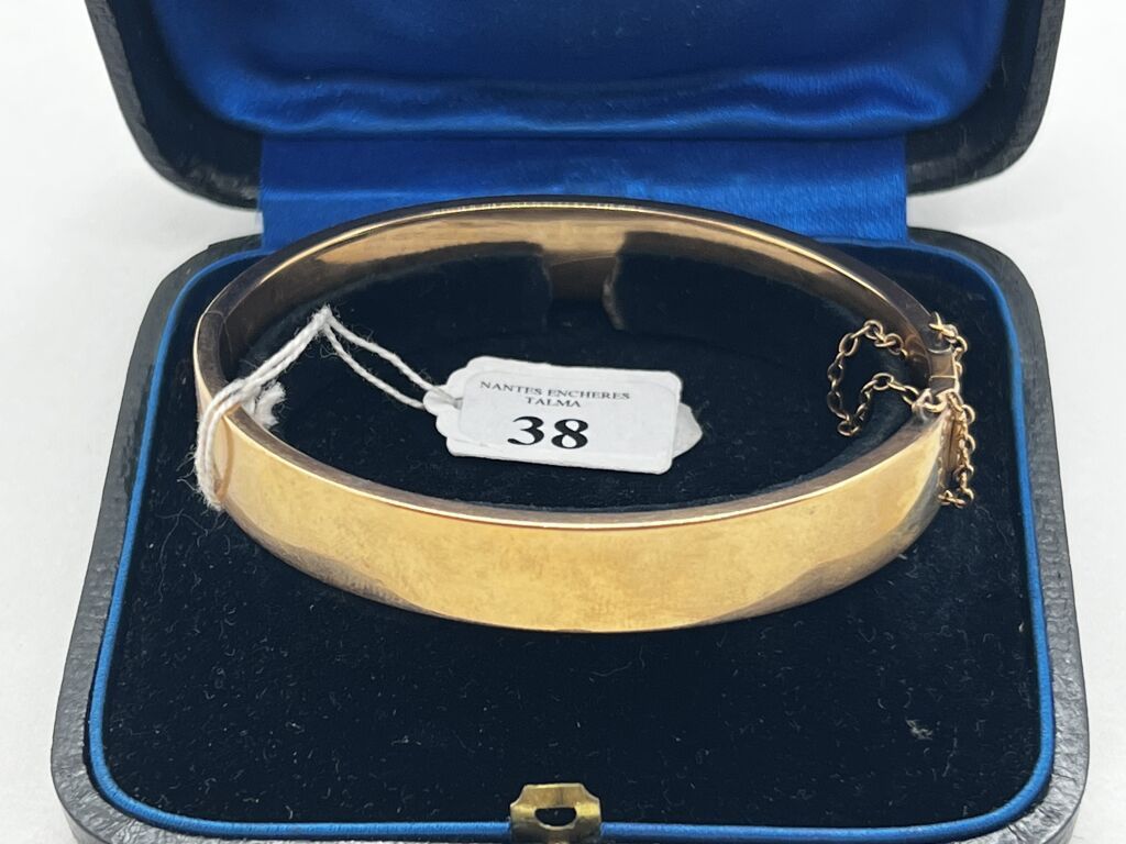 Null Bracelet jonc ovale en or avec sa chaîne de sécurité

Poids : 16,4g