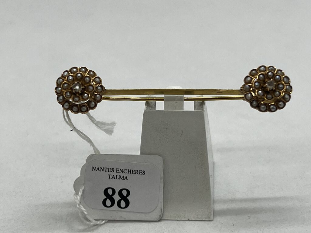 Null Broche barrette en or jaune à deux rosaces serties de perles à chaque extré&hellip;