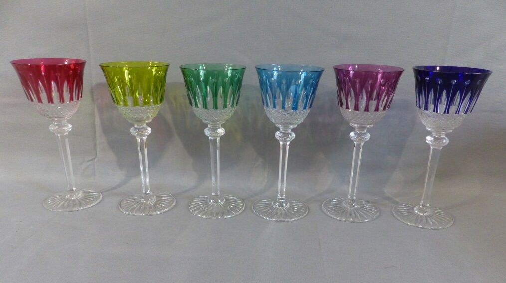 Null SAINT LOUIS

Suite von sechs Gläsern aus farbigem Kristallglas Modell "Tomm&hellip;