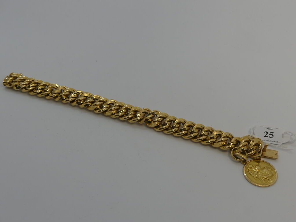 Null Bracelet in gold mesh and medal of St Christopher
Weight : 41,69 g - Length&hellip;