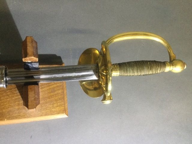 Null 榴弹炮军士的剑，1884年型号。木质手柄上有金丝装饰。安装和防护，有一个铜枝。带固定手榴弹装饰的键盘和无装饰的可拆卸反面键盘。直刀，有两个凹槽，标记为&hellip;