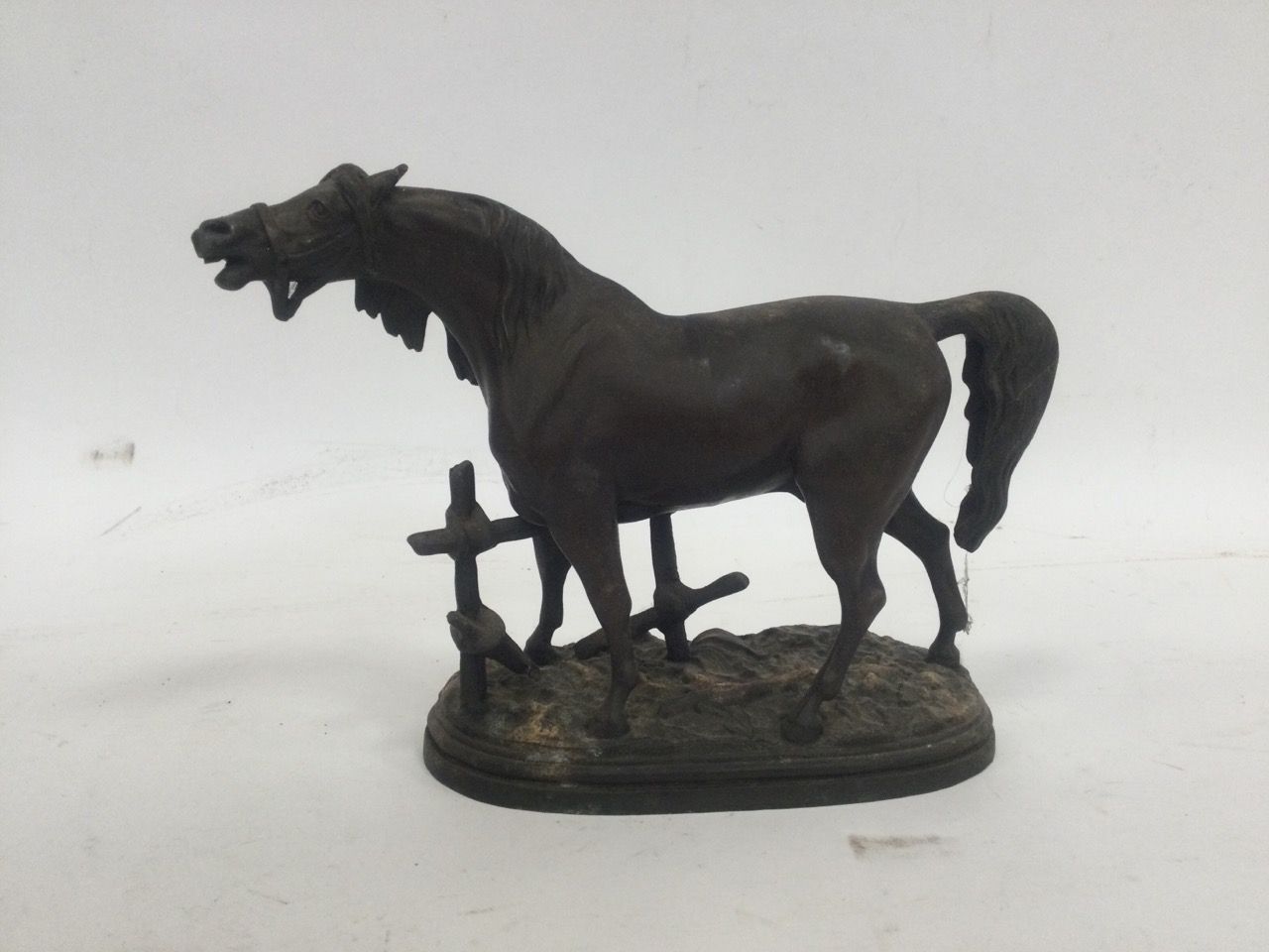Null Sculpture en Régule, représentant un cheval, h22cm L30cm l10,5cm