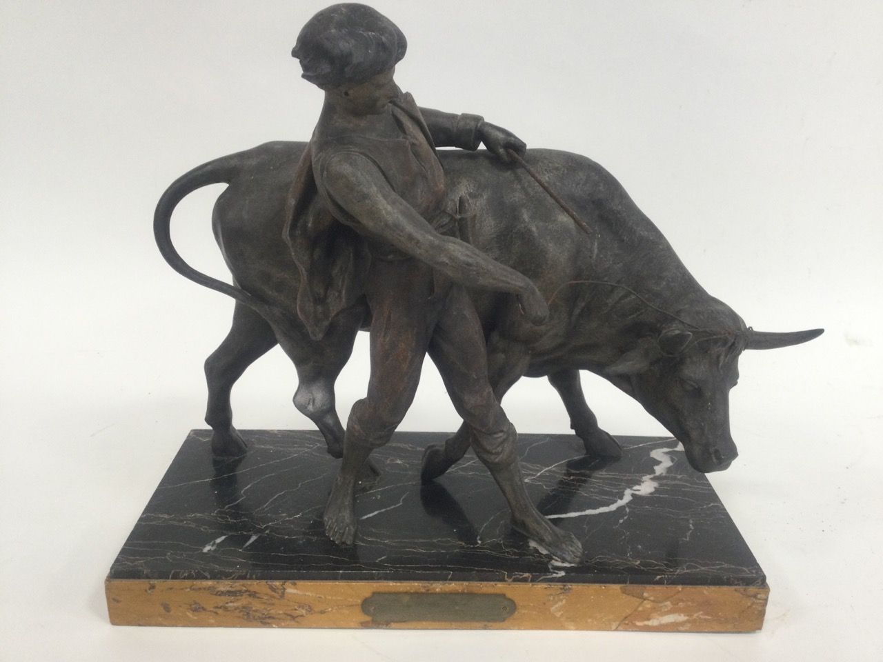 Null 大理石底座上的铸铁雕塑，代表一个农民和他的牛，高。39厘米、长42厘米、深19厘米