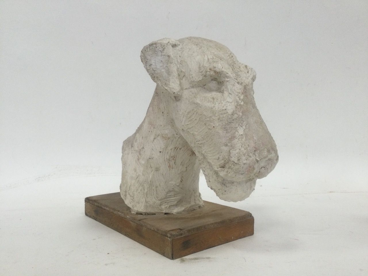 Null Un plâtre d'atelier, Sculpture représentant un fox terrier, h23cm L31cm l12&hellip;