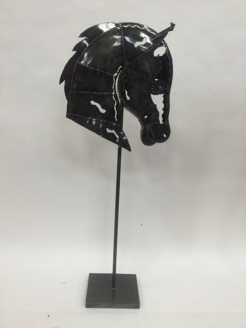 Null Sculpture in welded zinc, Beautiful horse head on foot
