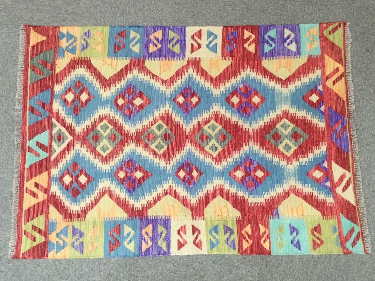 Null 有几何图案的羊毛基里姆东方地毯，尺寸为171 x 122厘米。