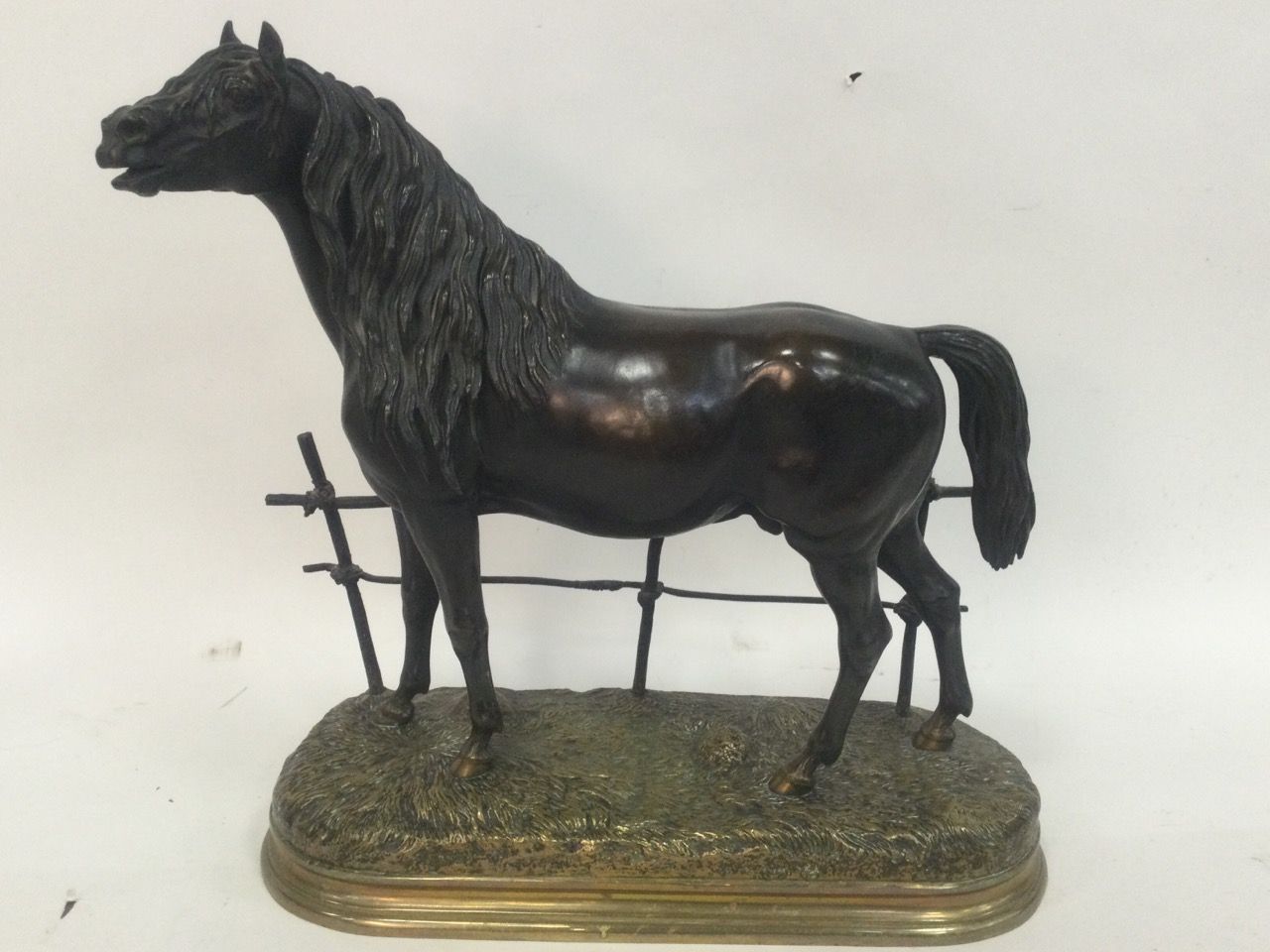 Null 保罗-科莫莱拉（1818-1897）马在障碍物上 重要的青铜，有棕色和金色的铜锈，在露台上签名 高53，宽51厘米