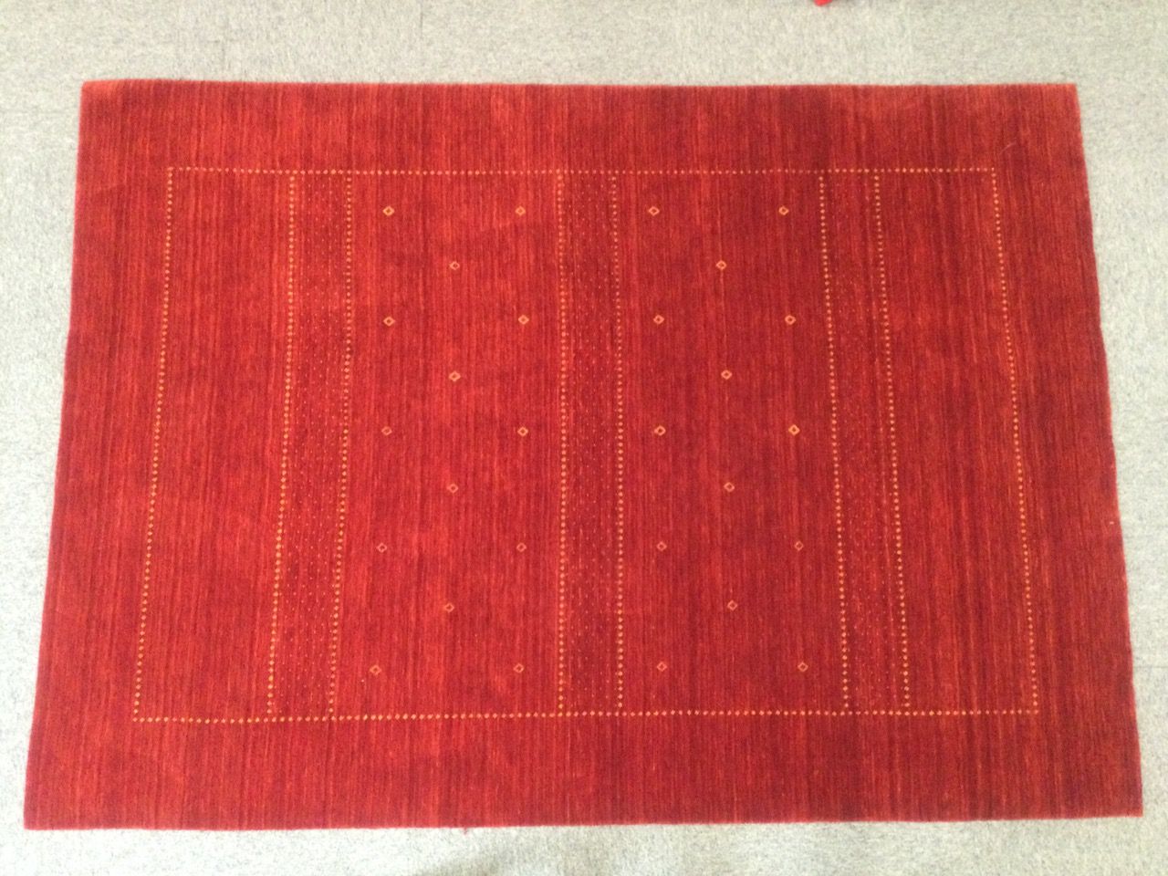 Null Tappeto in lana LOOM LORY con sfondo rosso, dimensioni 200 x 140 cm