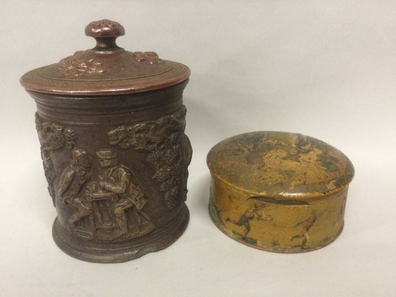 Null 地段包括 :一个Beauvais石器烟草罐，装饰着牌手和葡萄藤，高17厘米（脚跟处有意外）-一个煮沸的纸板BONBONIERE，有狩猎装饰，19世纪，&hellip;