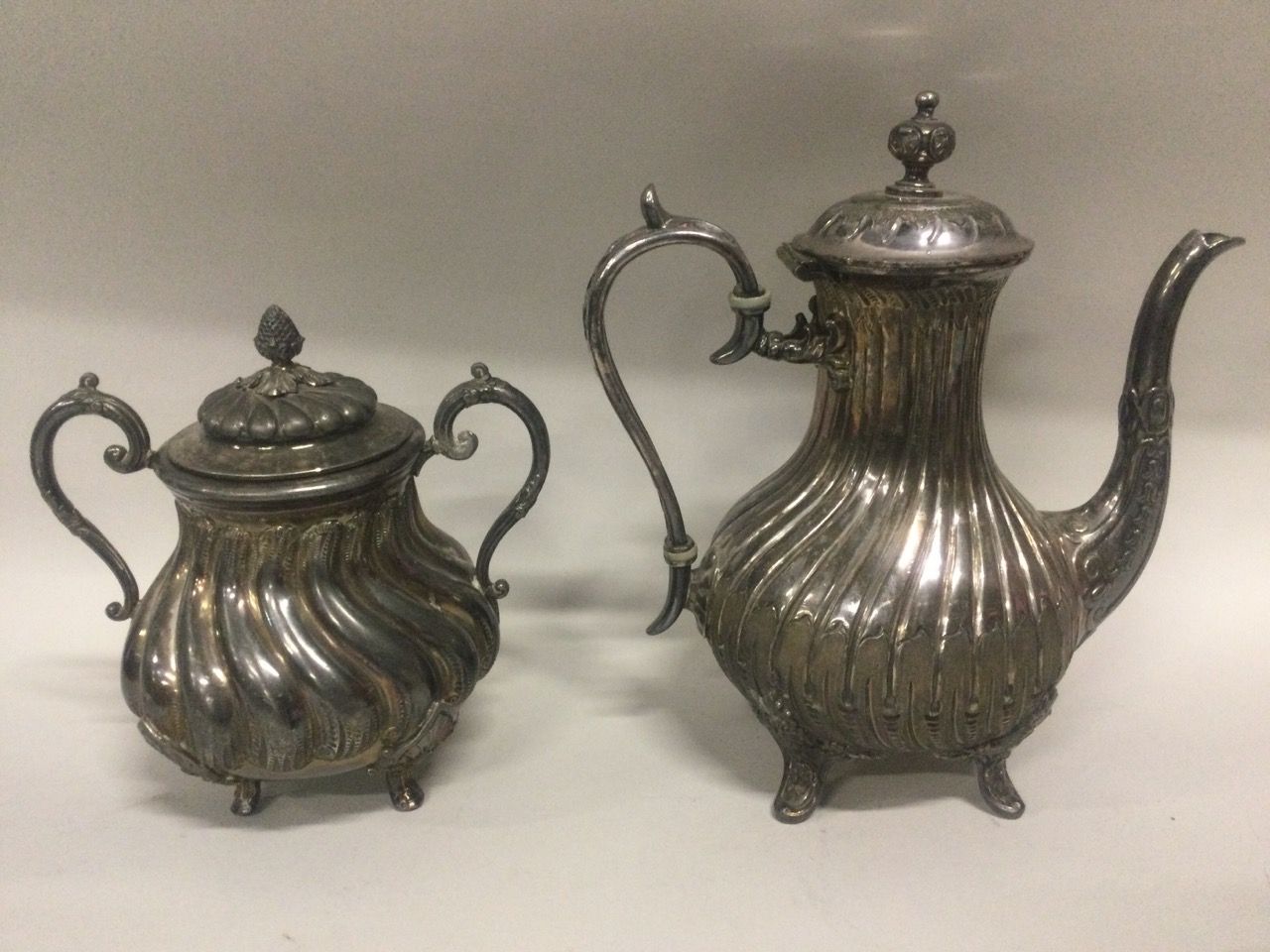 Null Tetera y cafetera de plata, obra inglesa con decoración de rocaille, marca &hellip;