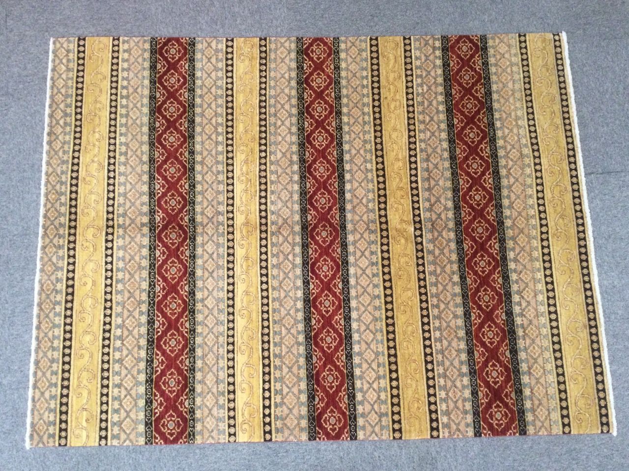 Null MODKAR巴基斯坦地毯，羊毛、棉织品，有条纹和几何图案，尺寸为183 x 139厘米。