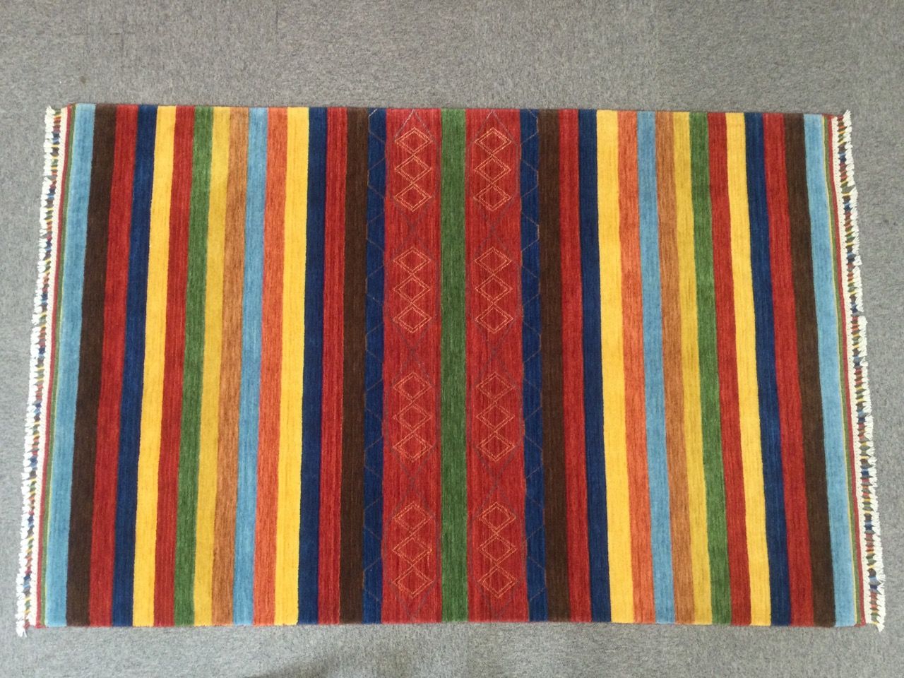 Null 羊毛地毯，有条纹装饰，尺寸为185 x 125厘米。