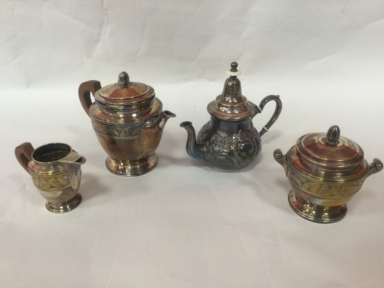Null 银色金属套装，包括1个20厘米高的茶壶，1个19厘米高的咖啡壶，1个15厘米高的糖壶和1个9.5厘米高的牛奶壶。