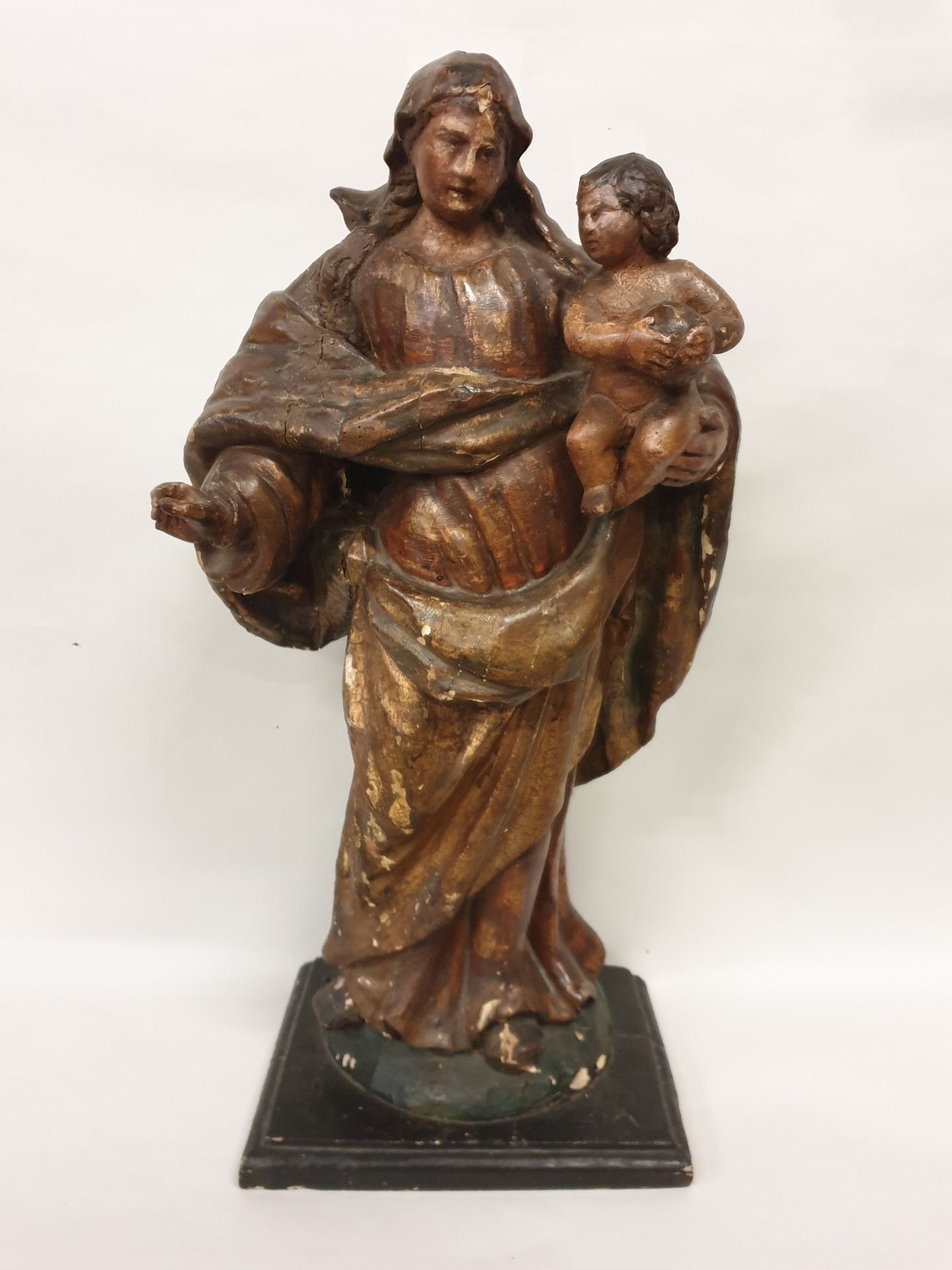 Null 一件多色木制的圣母和儿童雕塑，18世纪，高：64厘米（磨损和少许缺失多色）。