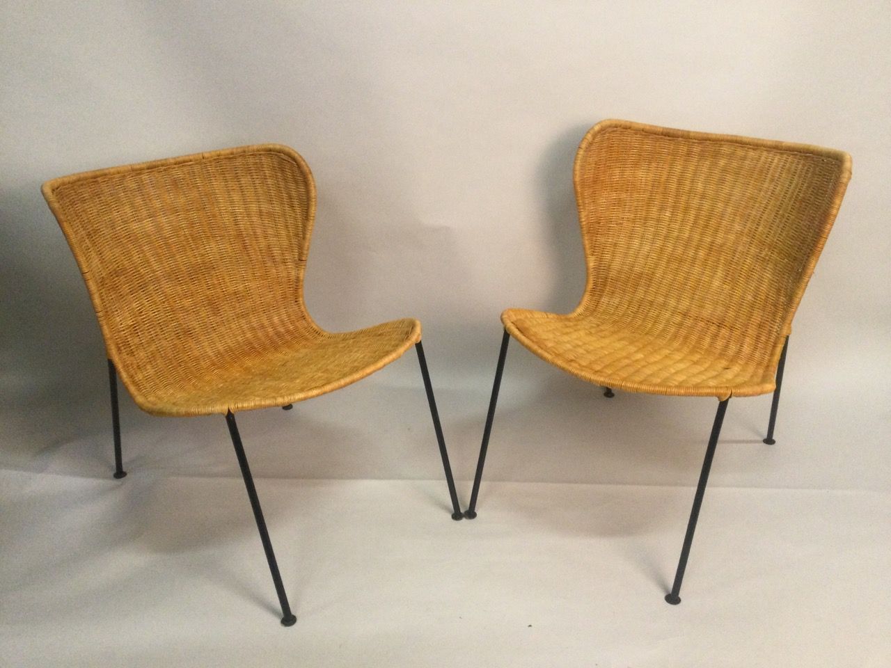 Null 拉乌尔-盖斯（1950年）的风格，优雅的一对扶手椅，约1960年，管状金属结构，座椅和靠背有染色的柳条耳朵，尺寸68 x 55 x 80厘米。