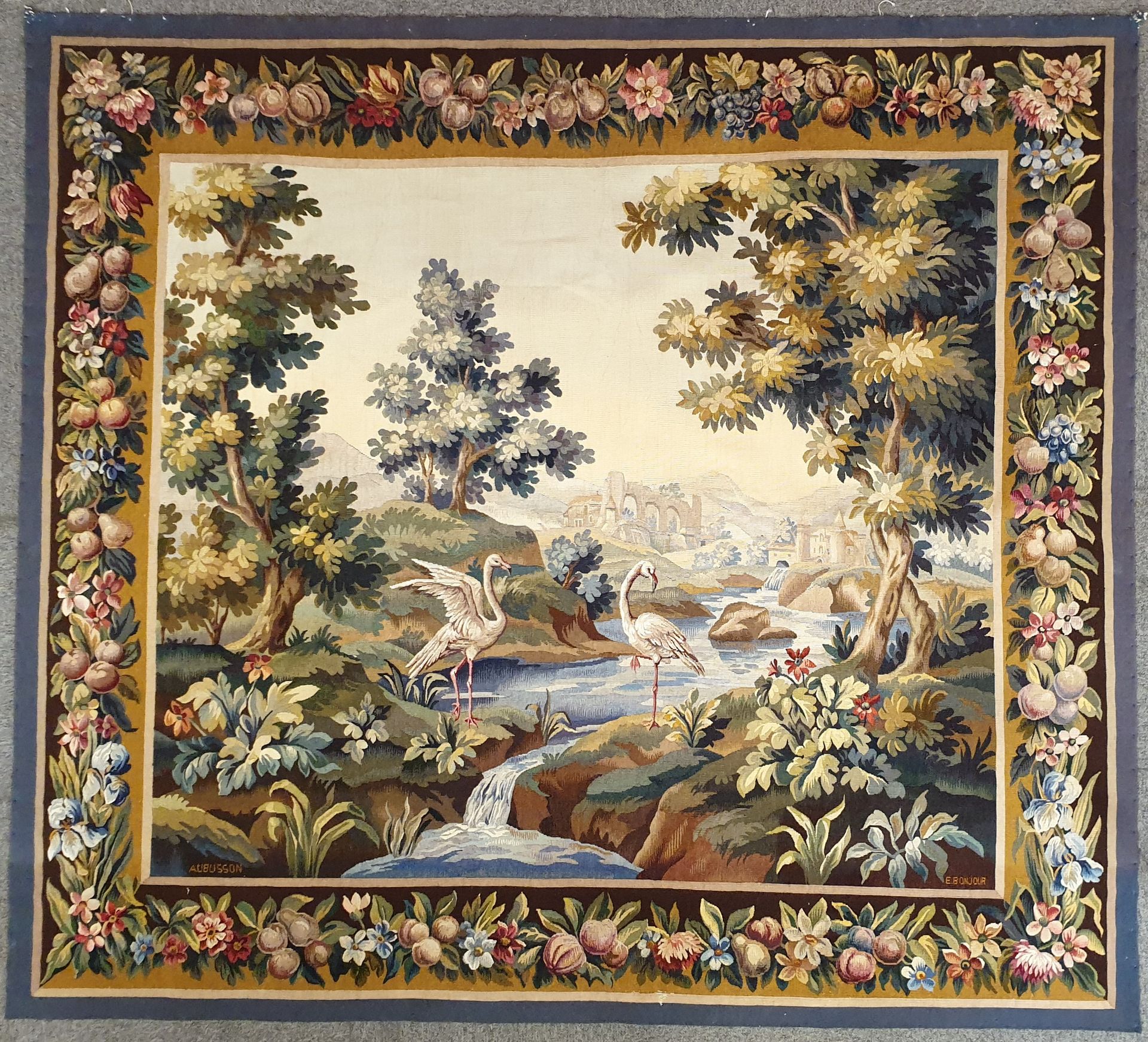 Null AUBUSSON, Atelier Bonjour, 羊毛挂毯，描绘了一个森林平原的风景，河边有几只粉红色的火烈鸟，还有一个风景如画的村庄和一个水渠的&hellip;