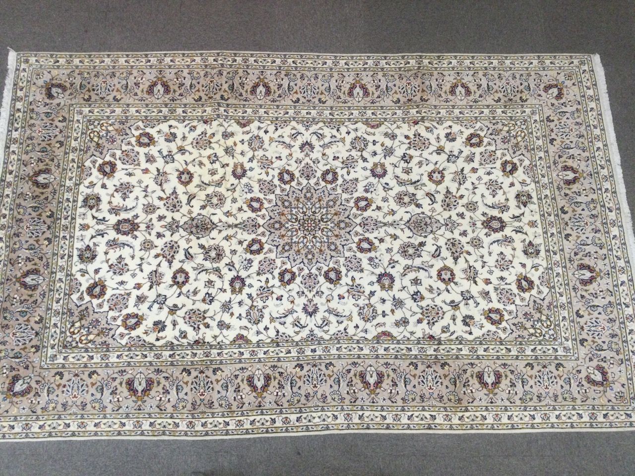 Null TAPIS KASHAN en laine sur trame coton à décor de médaillon central, fleurs &hellip;