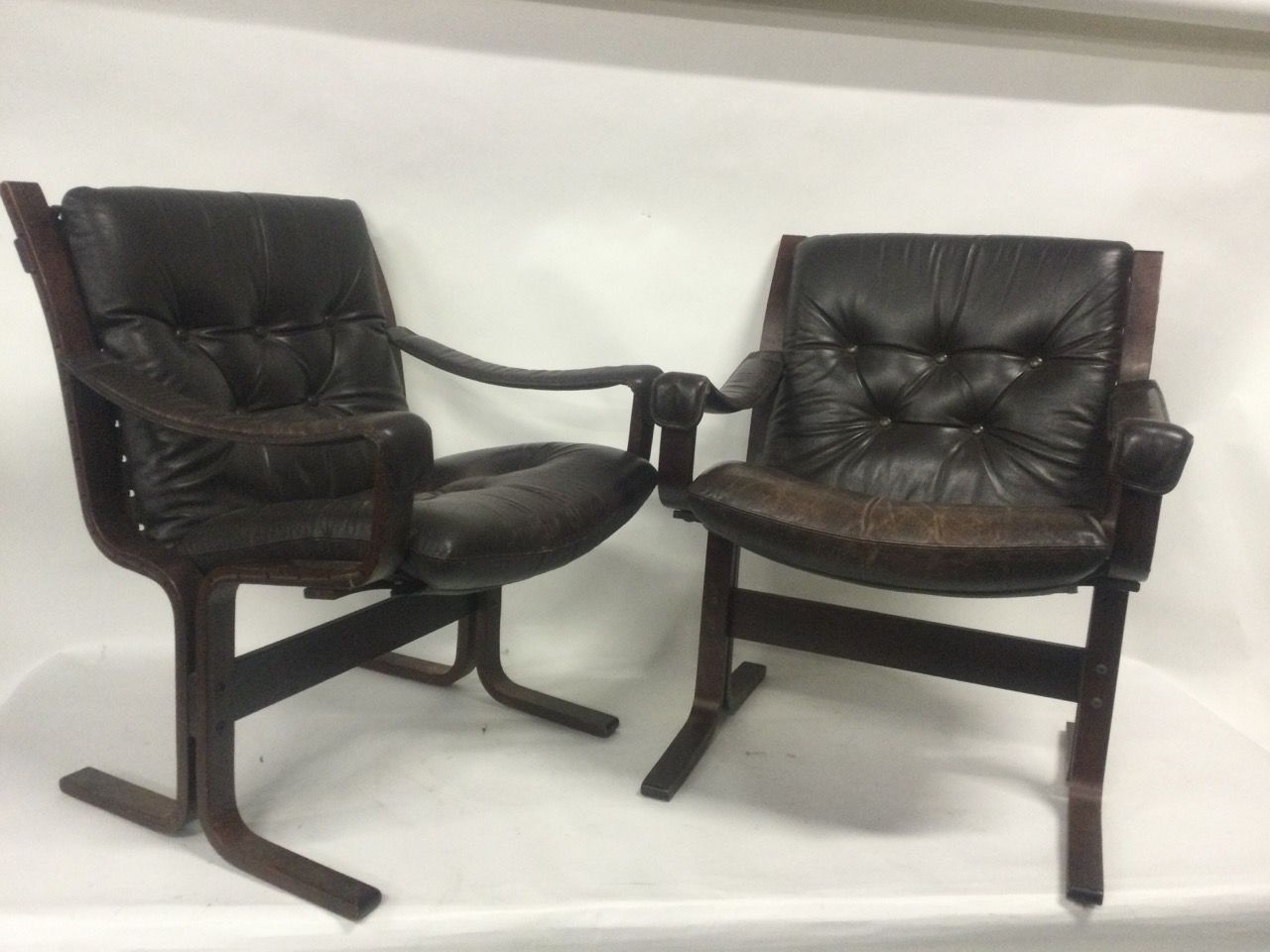 Null INGMAR RELLING pour Westnofa Paire de fauteuils "Siesta" en bois et en cuir&hellip;