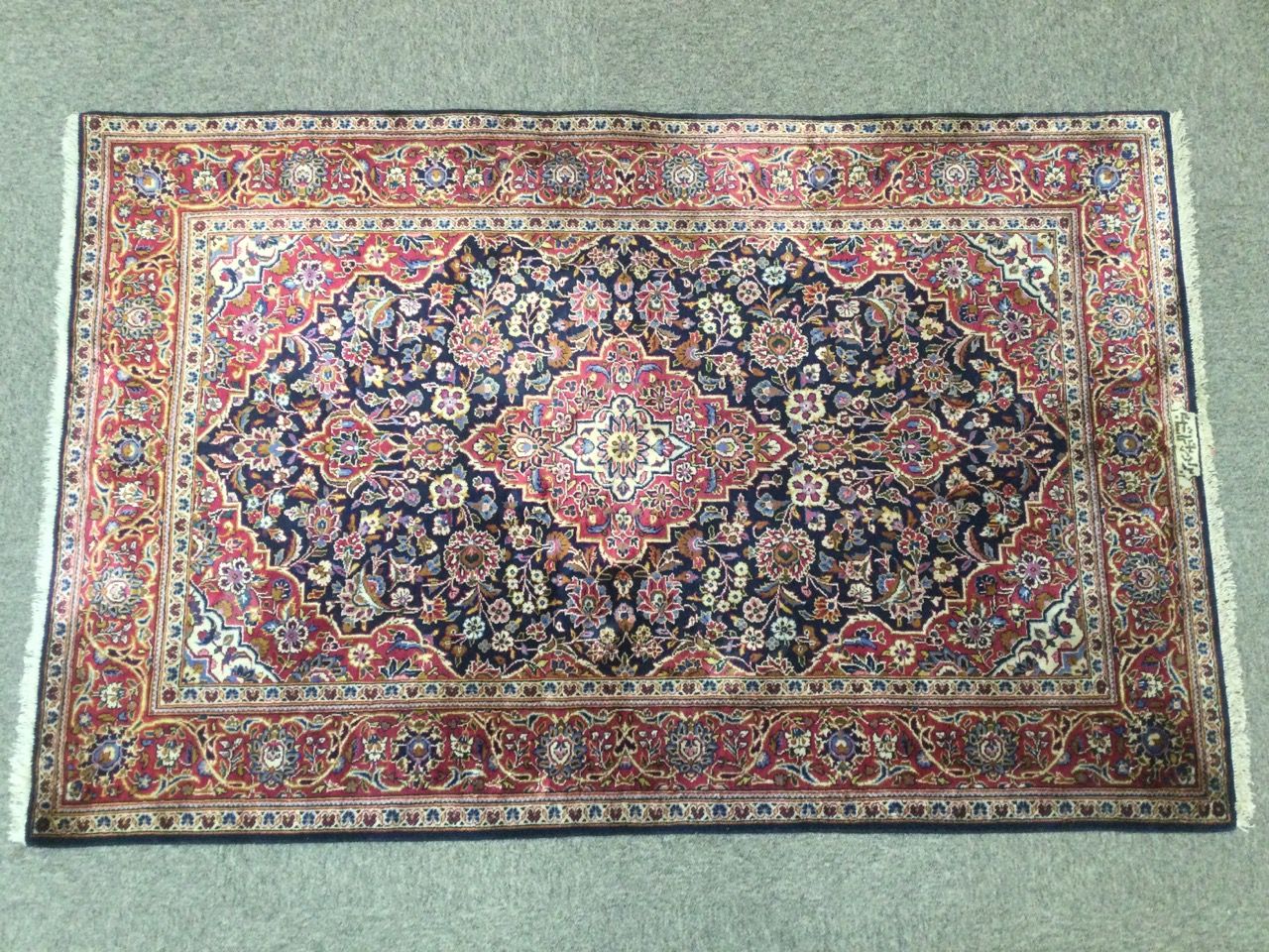 Null TAPIS KASHAN soie à décor de médaillon central, fleurs et rinceaux sur fond&hellip;