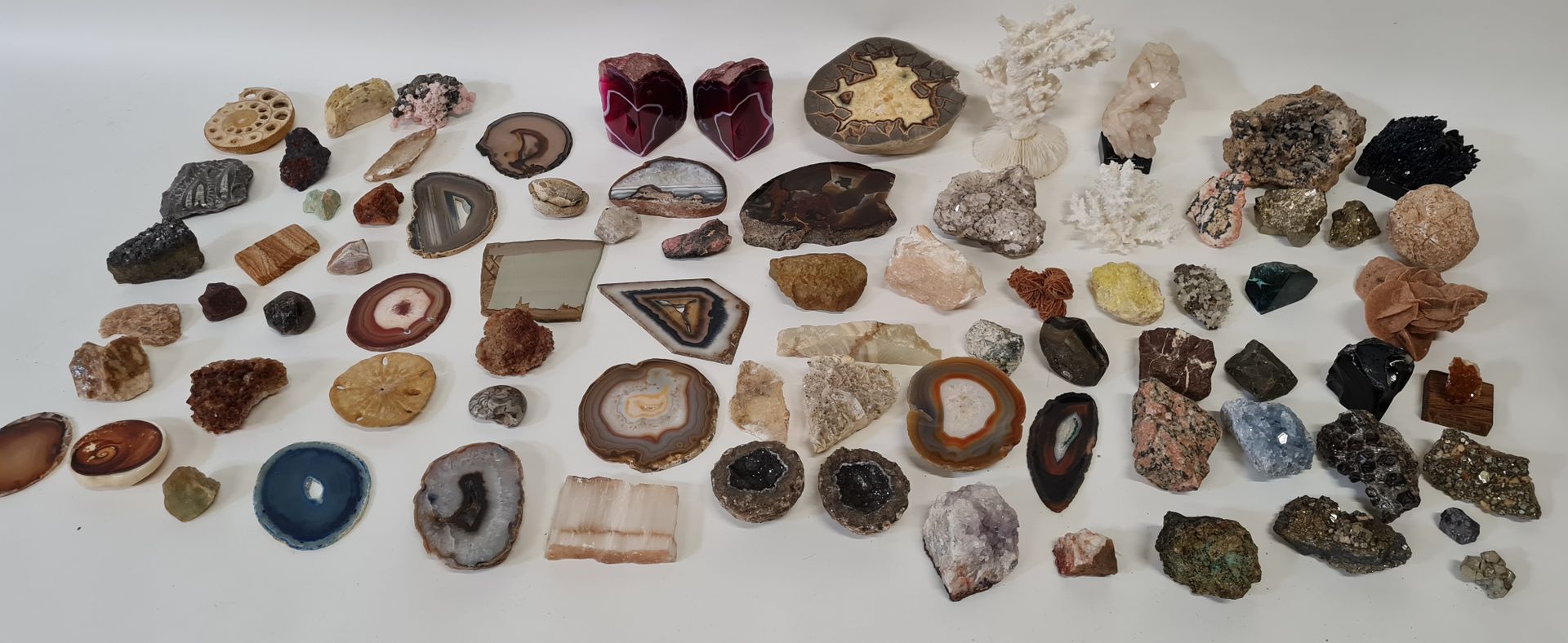 Null Importante collection d'environ 80 pierres, minéraux et fossiles.