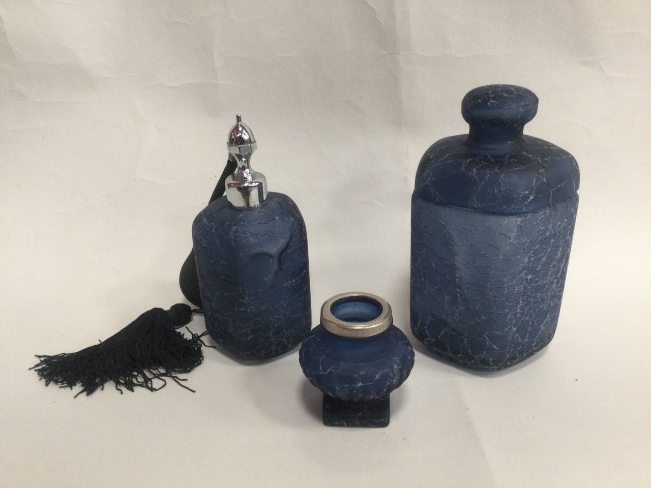 Null 破损的洗漱用品套装，包括一个喷雾瓶h 16，一个有盖的壶h 17和一个小花瓶h 7