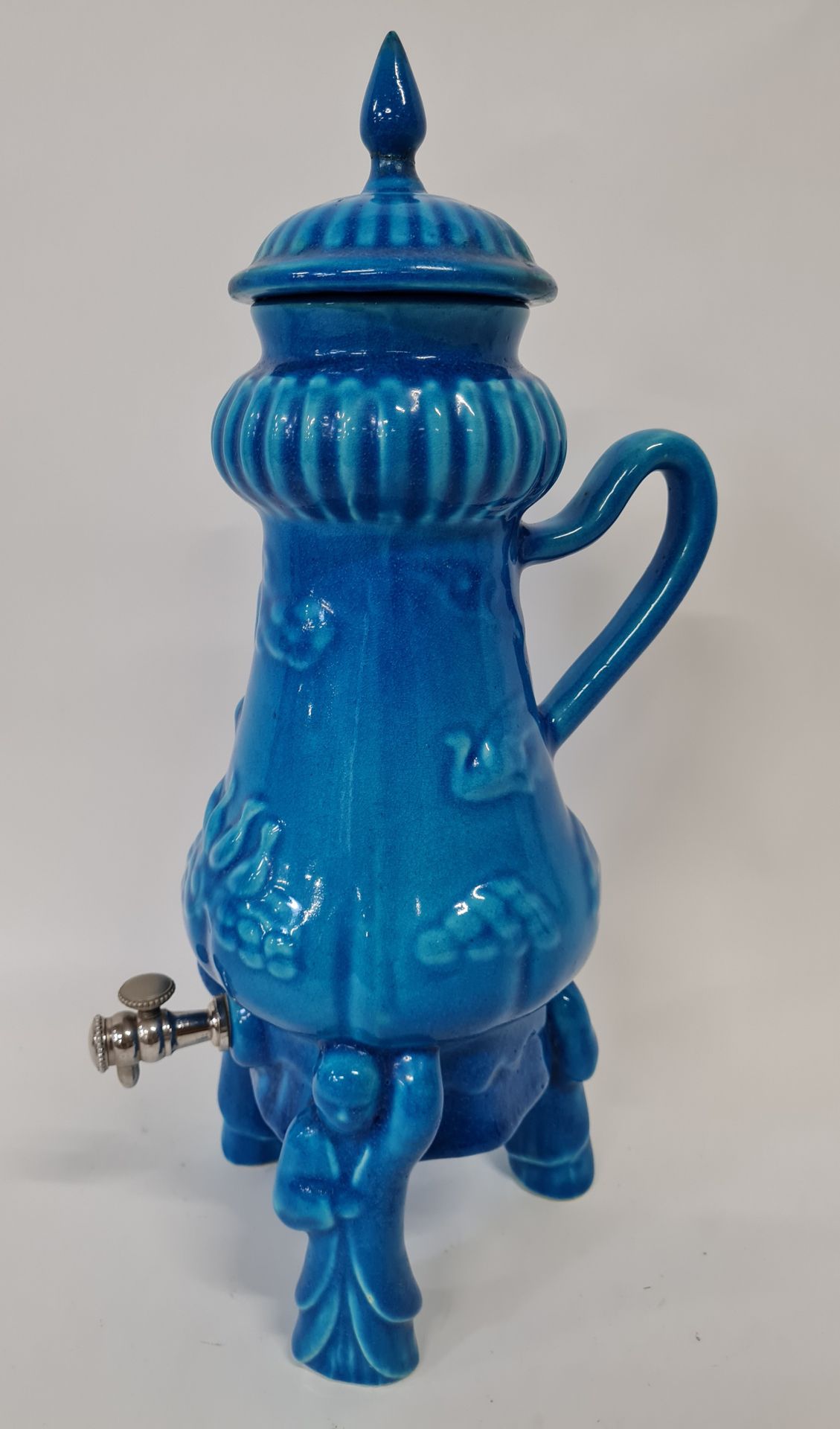 Null LONGWY, Fontaine de table émaillée bleu, H. 42 cm.