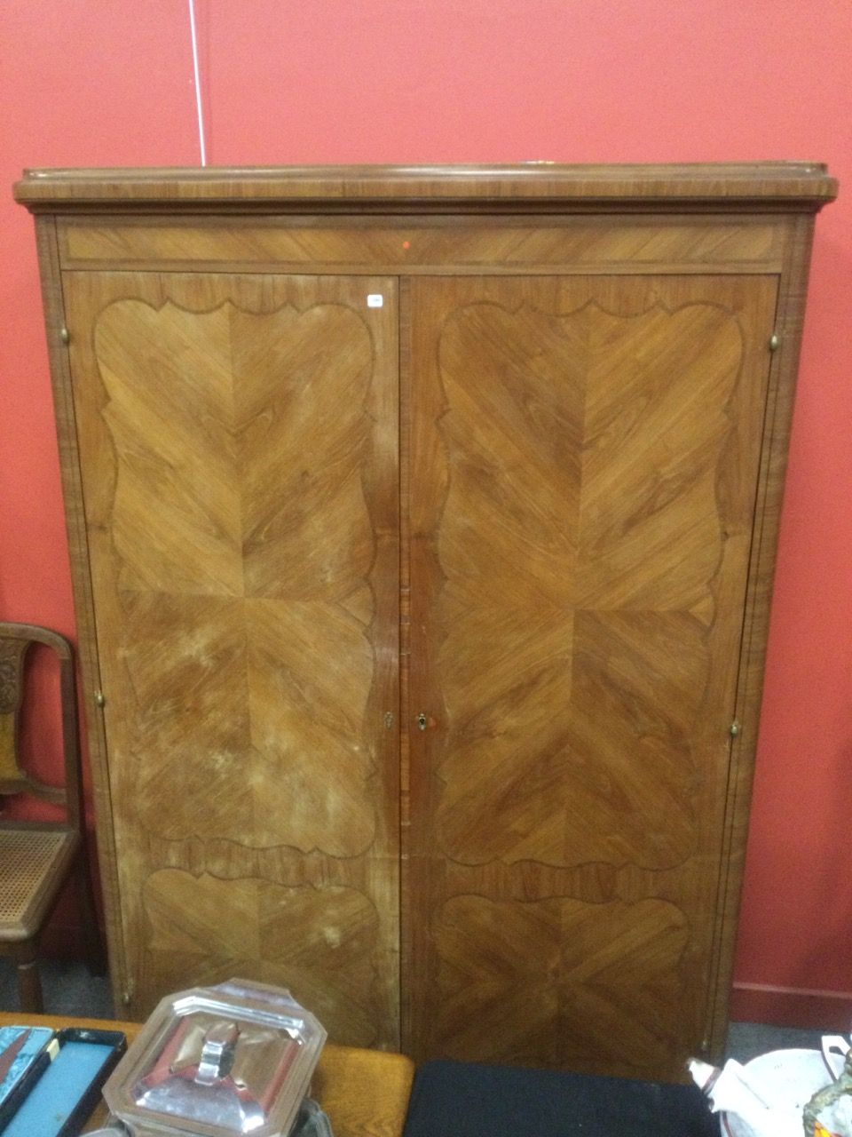 Null 紫檀木镶嵌的木柜，尺寸为192 x 122 x 45厘米（小的镶嵌物丢失）。