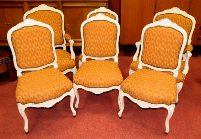 Null 路易十五风格的2把扶手椅和4把椅子，橙色背景上有钻石图案的织物