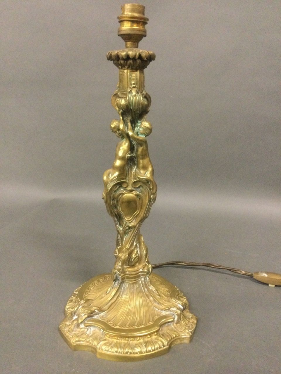 Null Porta lampada in bronzo con cherubini h 37 cm