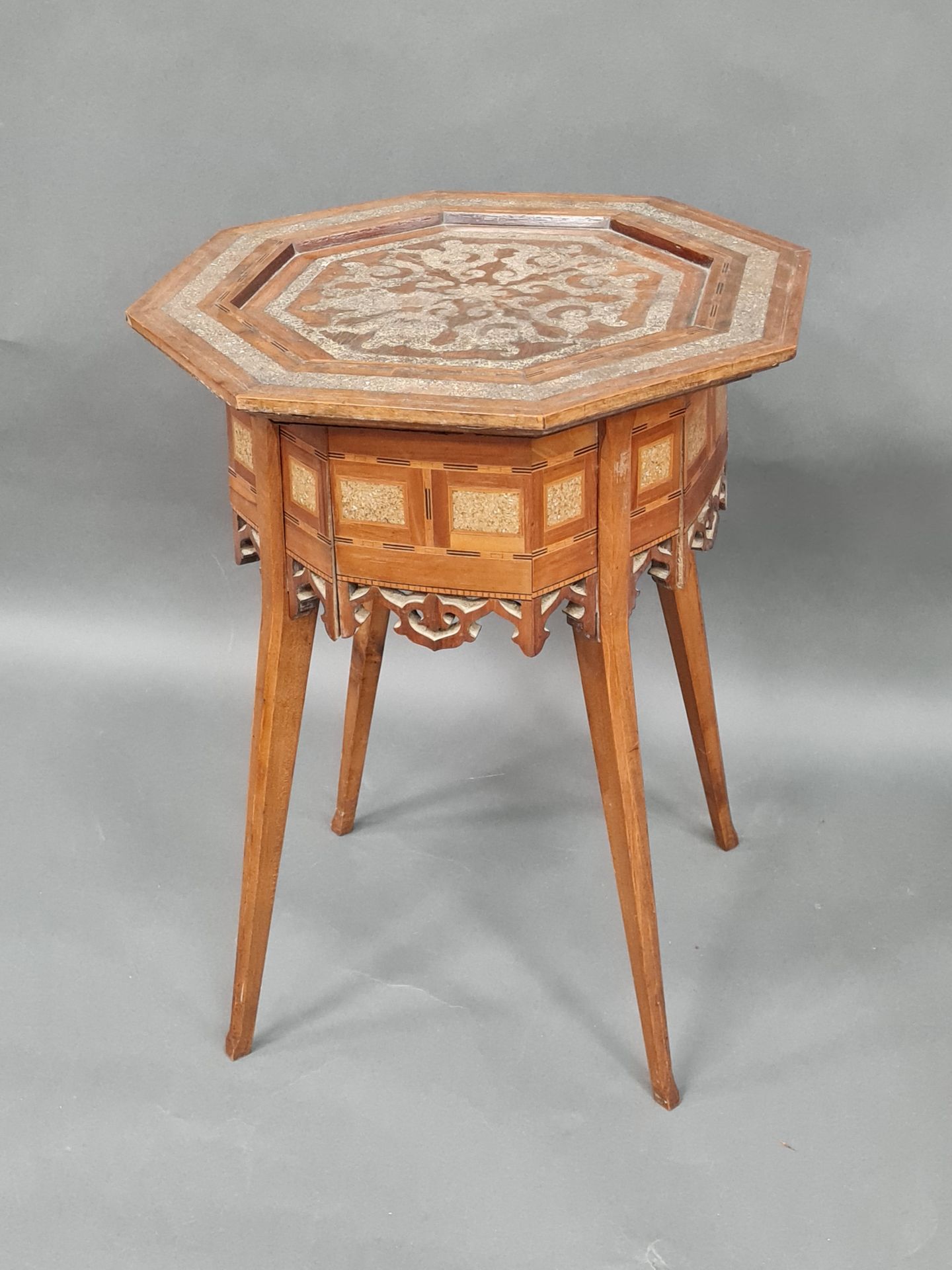 Null 东方风格基座桌，木雕，酒红色装饰和镶嵌，高56厘米