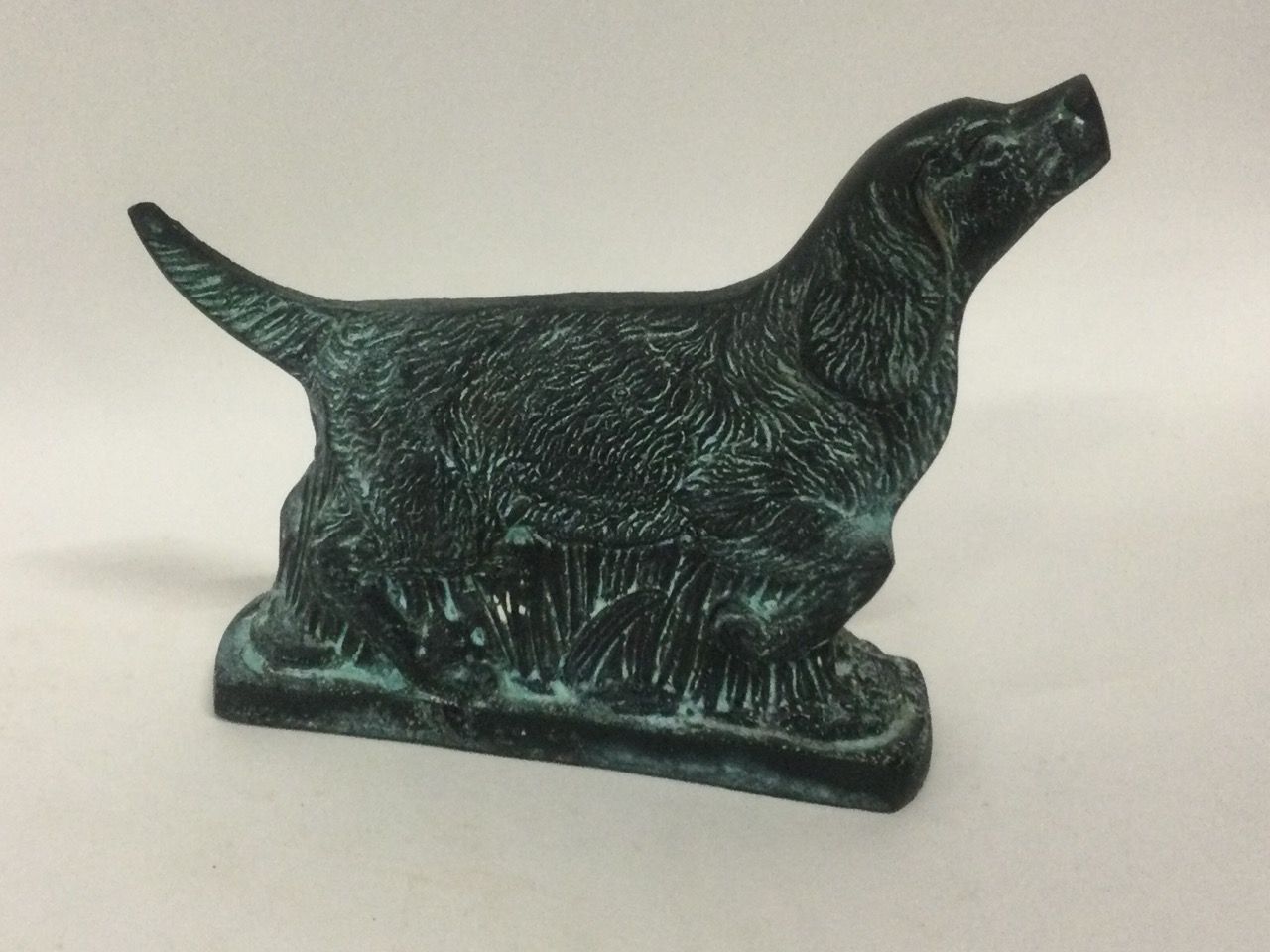 Null Sculpture en plâtre patiné figurant un chien à l'arrêt; H. 14,5 cm