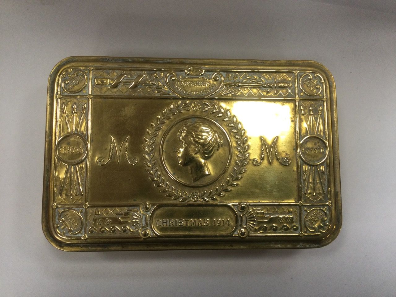 Null 黄铜盒Imperium Britannicum 1914年圣诞节，由乔治五世的女儿玛丽公主提供给前线的士兵 尺寸：3 x 13 x 8厘米