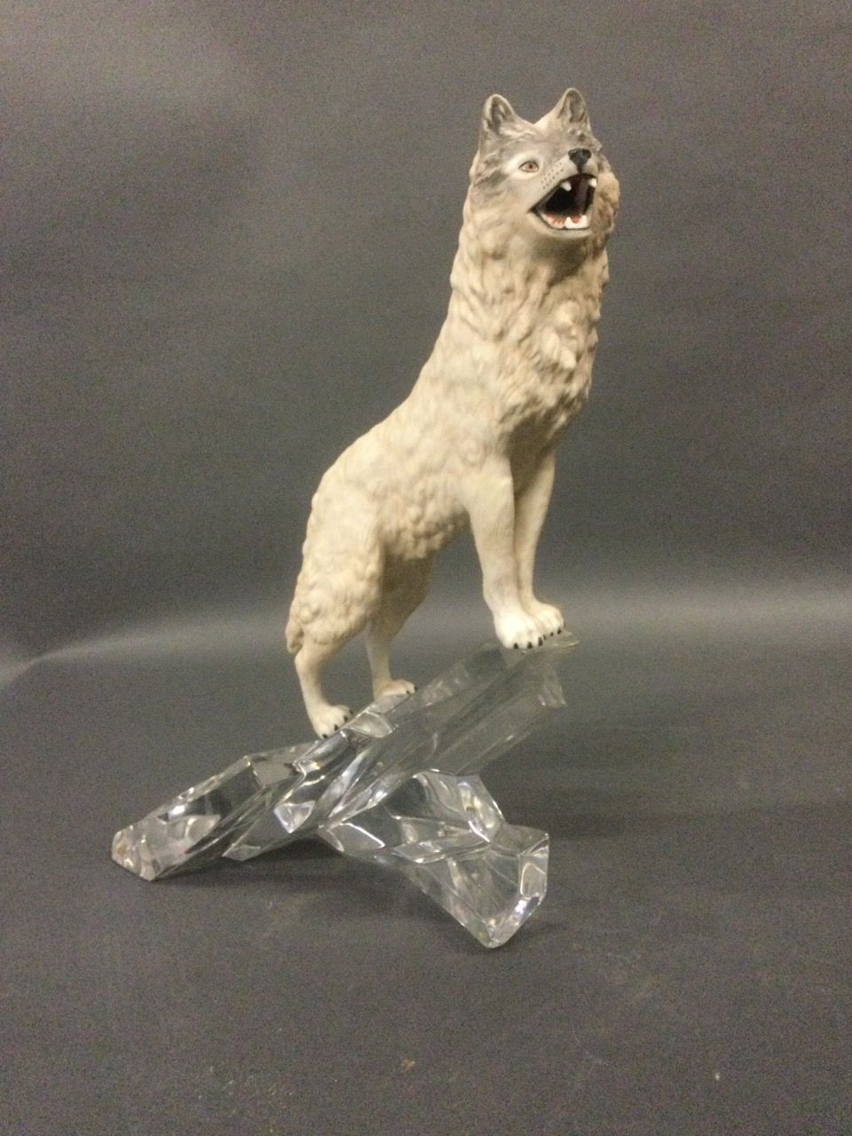 Null Loup blanc en céramique dressé sur un socle en cristal h 31 cm