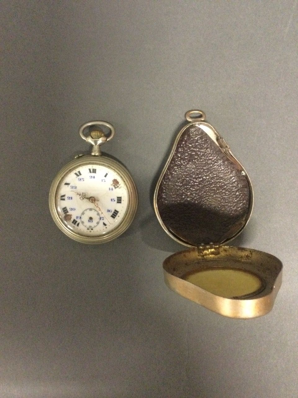 Null Taschenuhr aus Argentan, Ende des 19. Jahrhunderts, in ihrem Schutzgehäuse