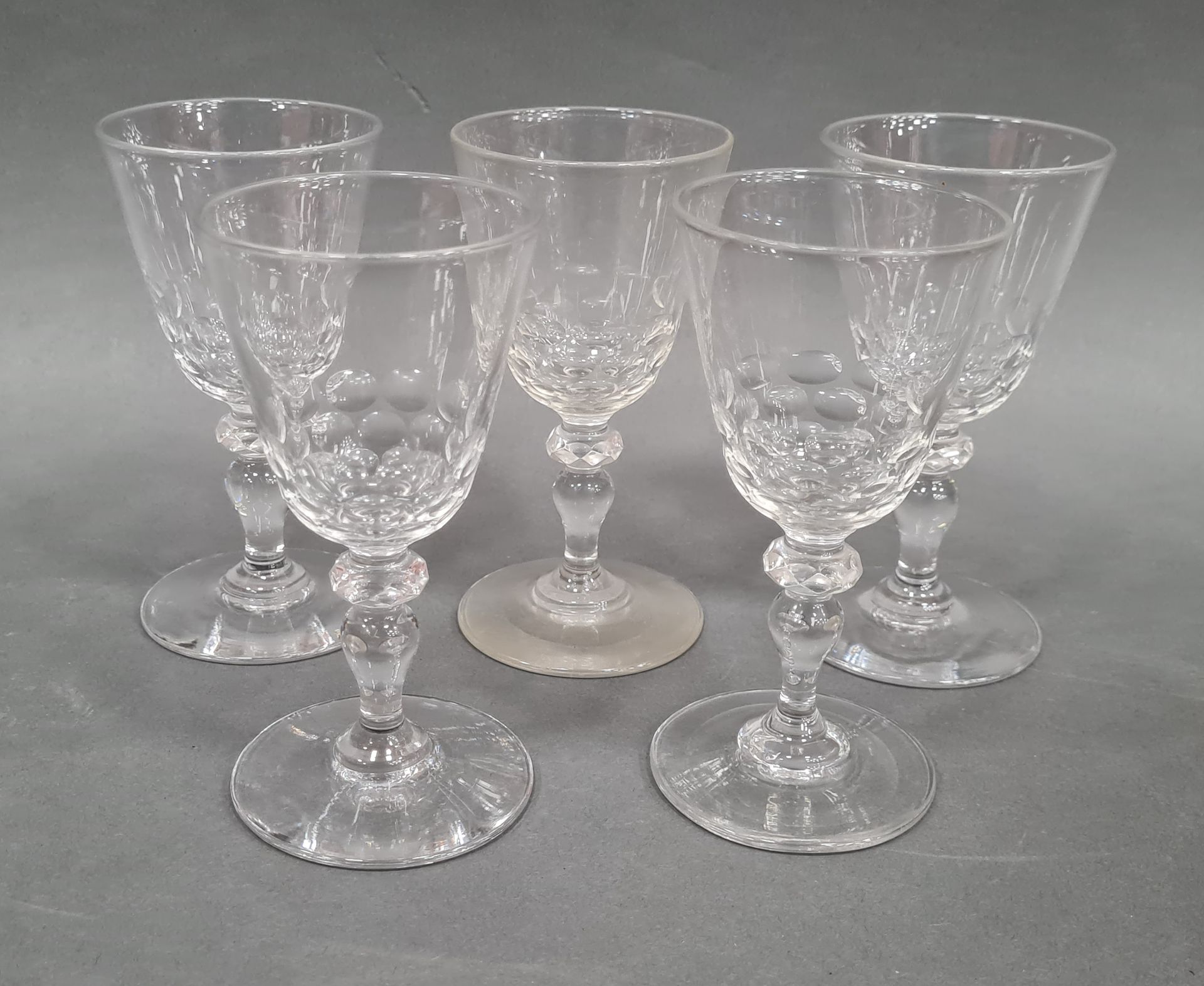 Null Ensemble de 5 verres anciens en cristal à décor finement taillé, H. 12 cm.
