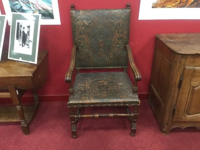 Null Sessel aus Naturholz, bezogen mit getriebenem Leder, im Stil Ludwig III.